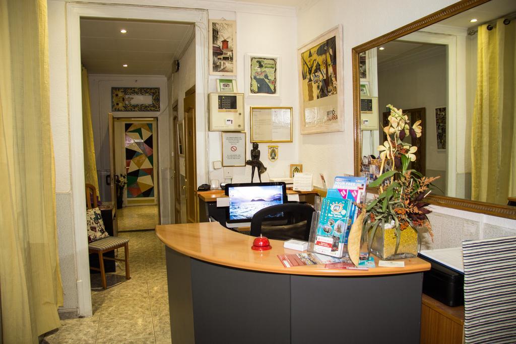 Hostal Aribau Barselona Dış mekan fotoğraf
