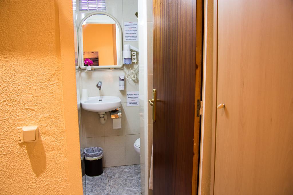 Hostal Aribau Barselona Dış mekan fotoğraf