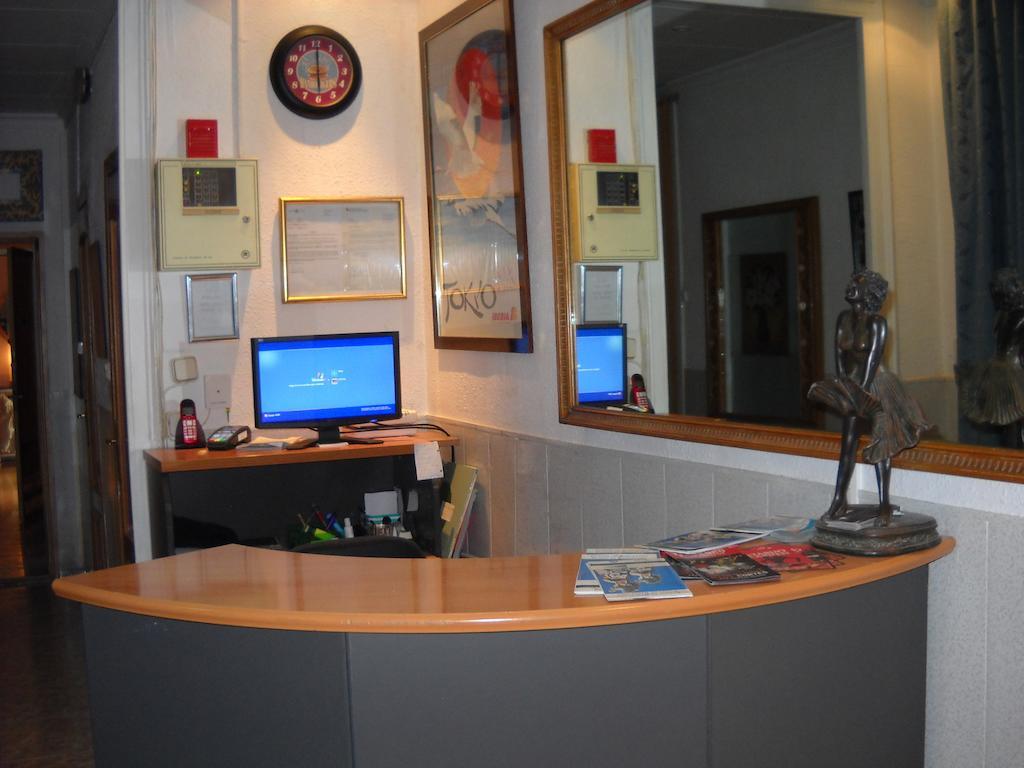 Hostal Aribau Barselona Oda fotoğraf